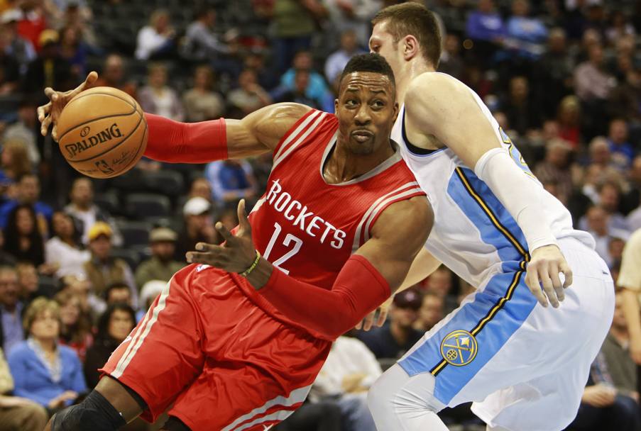 Nuggets-Rockets: Dwight Howard si libera con eleganza di Jusuf Nurkic (Reuters)